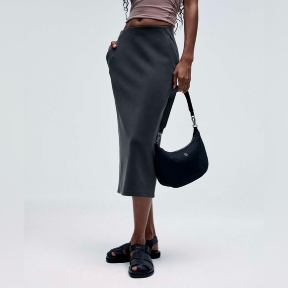 Lululemon sz 6 Softstreme High-Rise Midi Skirt
Black, new without tags - Picture 1 of 13